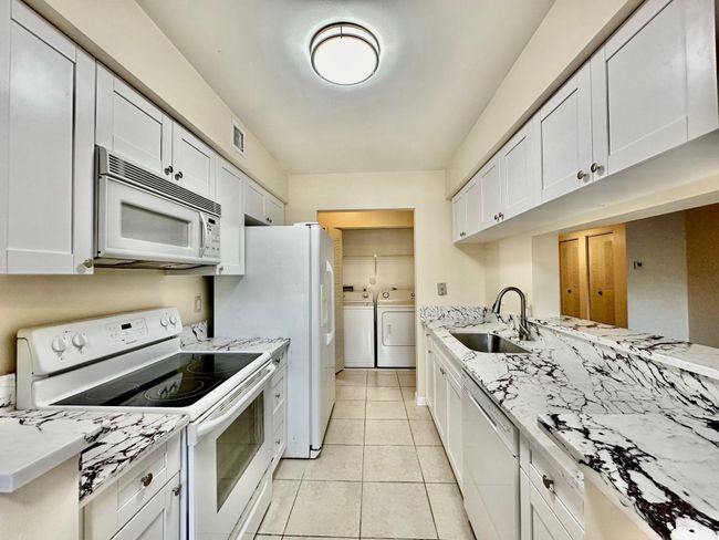 APT-818 - 9833 Westview Dr, Condo with 2 bedrooms, 2 bathrooms and null parking in Coral Springs FL | Image 4