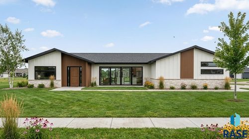 2105 S Saddle Ridge Dr, Sioux Falls, SD, 57110-6851 | Card Image
