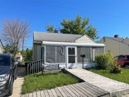 498 Montana Ave, Pontiac, MI, 48341-2533 | Card Image