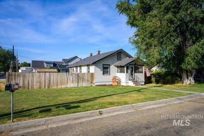 611 8th St S, House other with 3 bedrooms, 1 bathrooms and null parking in Nampa ID | Image 2