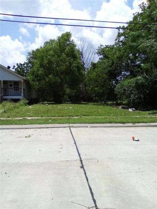 2022 Benton St, New Orleans, LA, 70117-2328 | Card Image