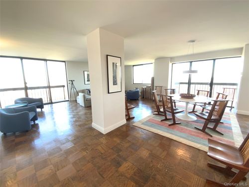 apt-18e-27110 Grand Central Pkwy, Floral Park, NY, 11005-1218 | Card Image