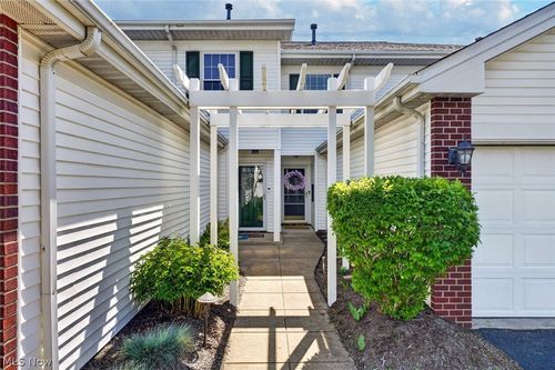 6721 Woodruff Ct, Middleburg Heights, OH, 44130-8386 | Card Image