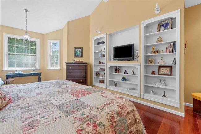 Custom built in shelving | Image 23