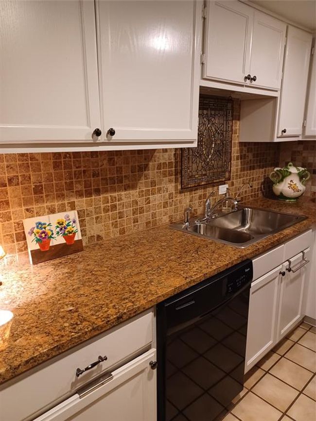 Left side of kitchen. | Image 13