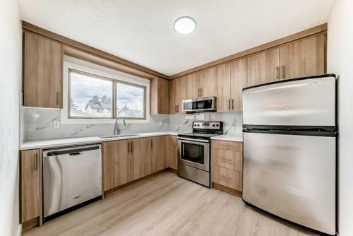 4327 38 St Ne, Calgary, AB, T1Y5X6 | Card Image