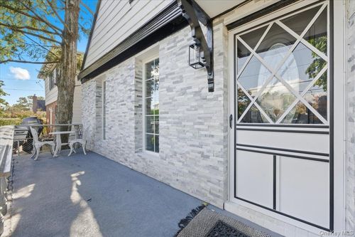 233 Roxbury Rd S, Garden City, NY, 11530-5537 | Card Image