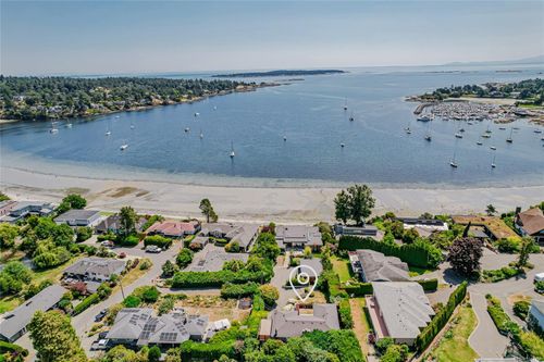 3753 Waring Pl, Saanich, BC, V8P5E9 | Card Image