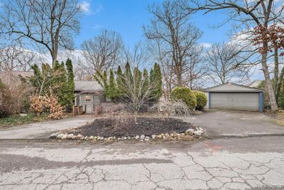 9097 Sherwood Drive, Home with 3 bedrooms, 2 bathrooms and null parking in Springfield Twp MI | Image 2