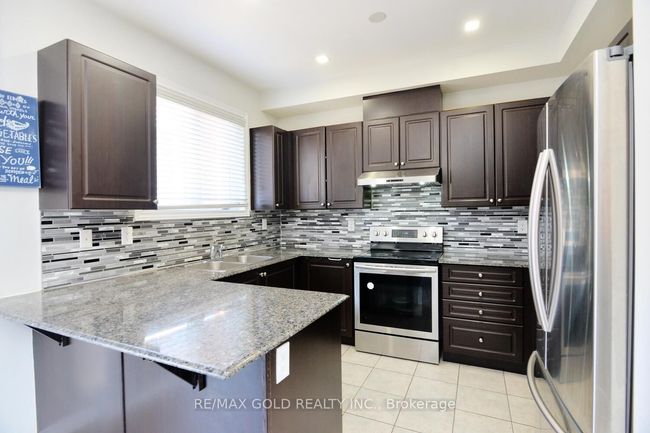 22 Cloudburst Rd, House attached with 3 bedrooms, 3 bathrooms and 2 parking in Brampton ON | Image 8