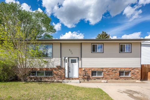 932 22 St Ne, Medicine Hat, AB, T1C1L7 | Card Image