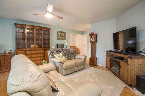 9890 Lyndhurst St, Burnaby, BC, V3J1G1 | Card Image