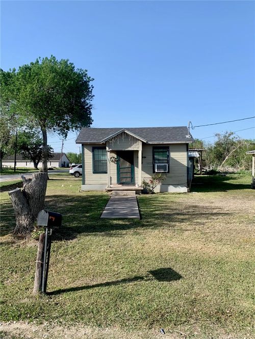 501 E Commons St, Refugio, TX, 78377-3507 | Card Image