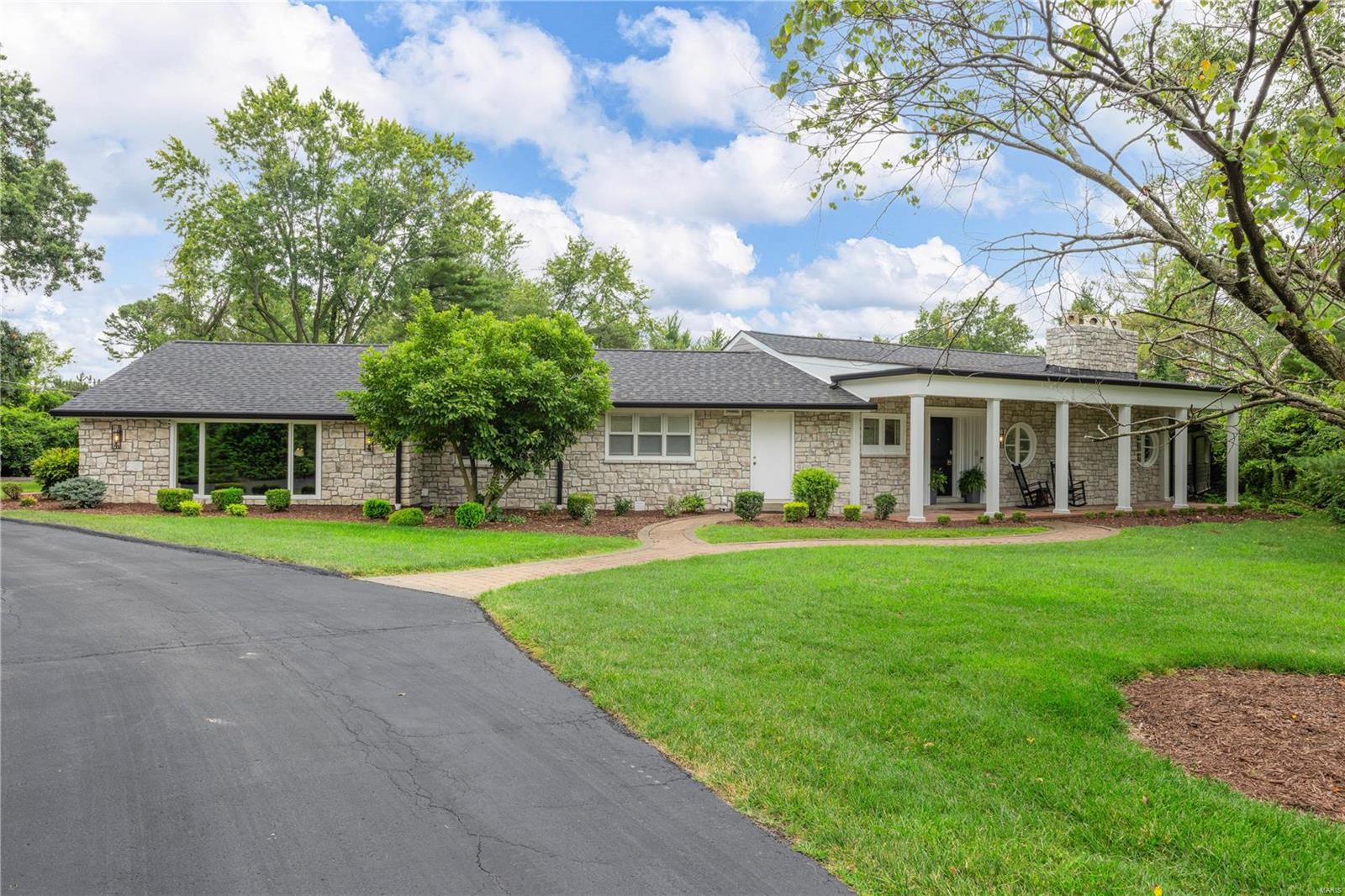 Clayton Rd, Saint Louis, MO 63131