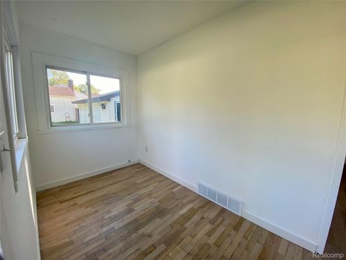 4537 Dewey Rd, Newport, MI, 48166-9694 | Card Image