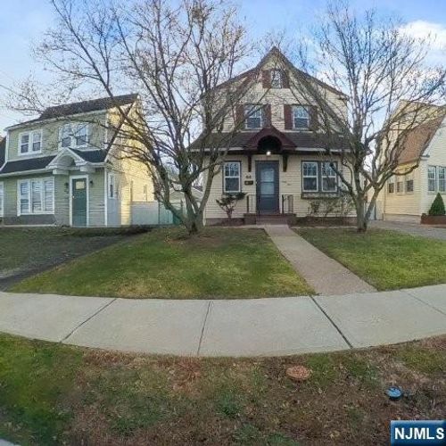 44 Tulip St, Bergenfield, NJ, 07621-3817 | Card Image