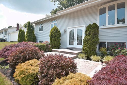 8 Brookwood Dr, Wyandanch, NY, 11798-1006 | Card Image