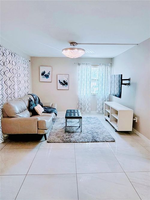 7-20120 Ne 3rd Ct, Miami, FL, 33179-2963 | Card Image