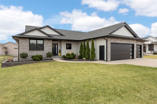 3025 Valley Ct, Hiawatha, IA, 52233-8014 | Card Image