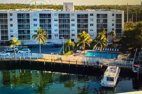 2k-2821 Ne 163rd St, North Miami Beach, FL, 33160-4430 | Card Image