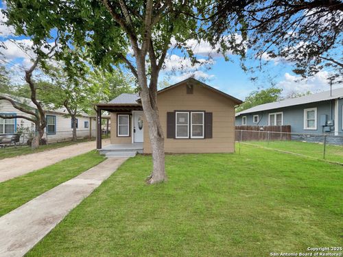 443 Seele St, New Braunfels, TX, 78130-4631 | Card Image