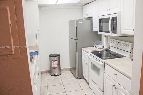 r25-10818 N Kendall Dr, Miami, FL, 33176 | Card Image