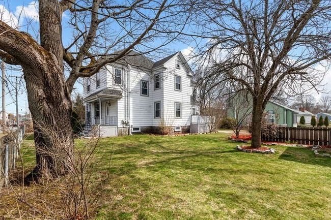 10 Conant St, Home with 5 bedrooms, 2 bathrooms and 4 parking in Beverly MA | Image 4