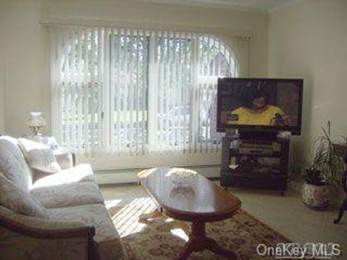 4 Nassau Dr, New Hyde Park, NY, 11040-2314 | Card Image