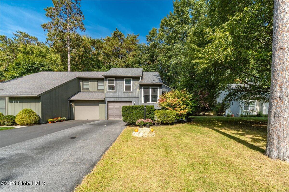 Arrow Wood Pl, Malta, NY 12020