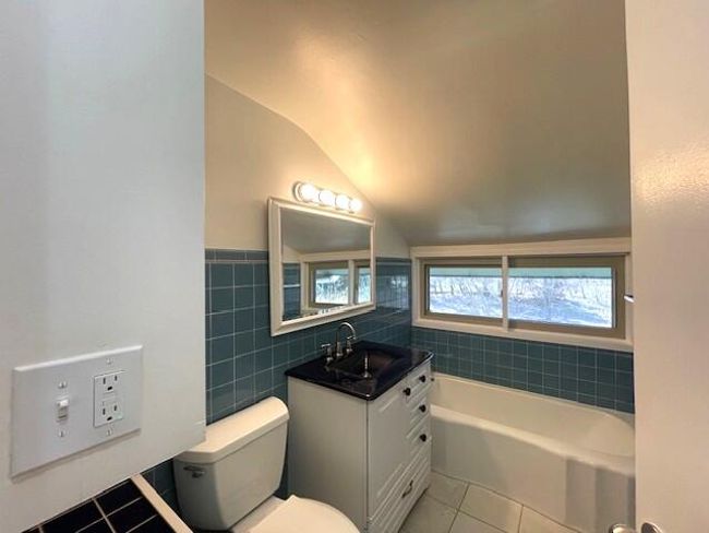 Upstairs Bath | Image 15