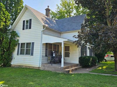 400 N Main Street, Home with 3 bedrooms, 1 bathrooms and 2 parking in New Sharon IA | Image 2