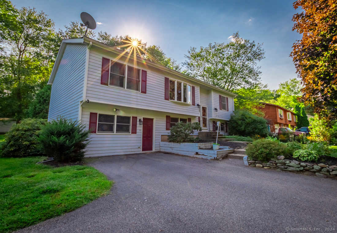 Quinebaug Ave, Putnam, CT 06260