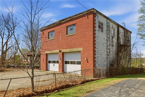 1449 Main Rd, Tiverton, RI, 02878-4405 | Card Image