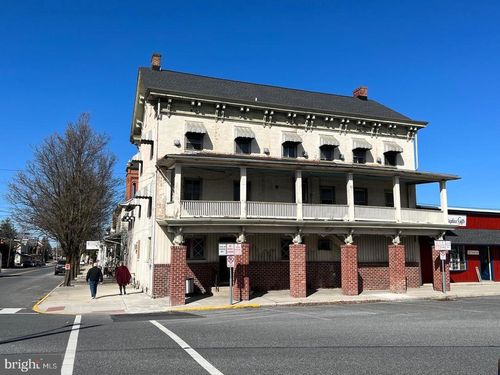 8 Center Sq, NEW OXFORD, PA, 17350-1402 | Card Image