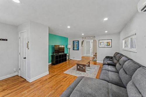 68 Putnam Ave, Valley Stream, NY, 11580-3223 | Card Image