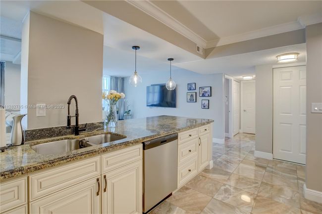 231 - 600 Parkview Dr, Condo with 3 bedrooms, 2 bathrooms and null parking in Hallandale Beach FL | Image 17