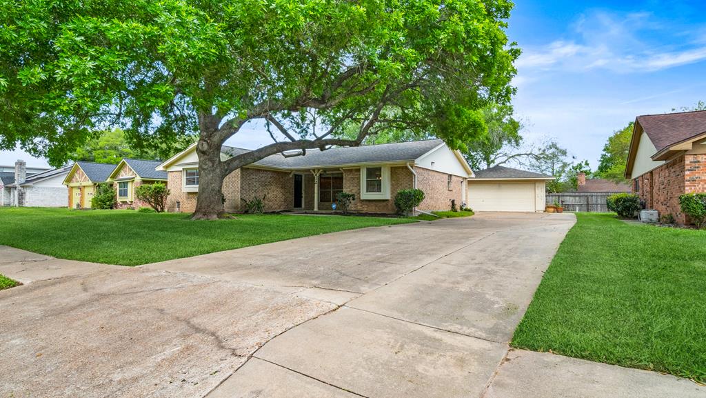 Daffodil St, Lake Jackson, TX 77566