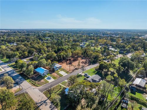 121 Crestway St, Hearne, TX, 77859-3644 | Card Image