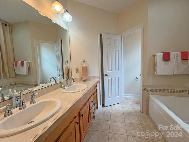 Primary Bedroom (Adjoining Bath) | Image 22