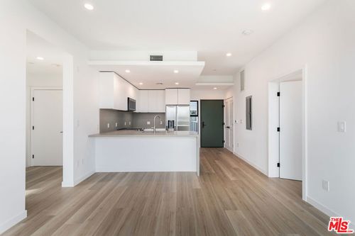 402-829 Larrabee St, West Hollywood, CA, 90069-4503 | Card Image