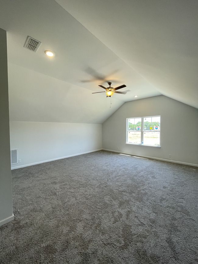 Large upstairs bonus room with vaulted ceilings | Image 13