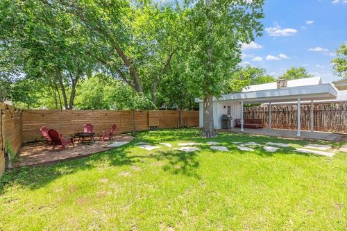 109 E Centre St, Fredericksburg, TX, 78624-3913 | Card Image