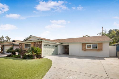 2713 Larchmont Ave, Santa Ana, CA, 92705-6740 | Card Image