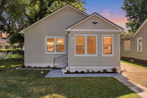 23826 Columbus Ave, Warren, MI, 48089-4438 | Card Image