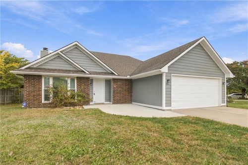 1011 Coventry Dr, Warrensburg, MO, 64093-9632 | Card Image