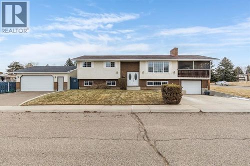 1919 9 Ave Ne, Medicine Hat, AB, T1C1L4 | Card Image