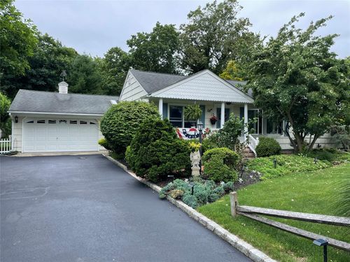 8 Adelaide Park, Center Moriches, NY, 11934-2502 | Card Image