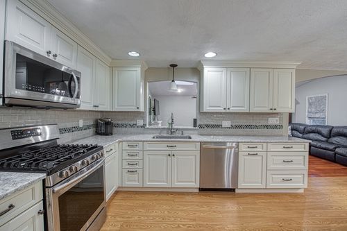 5 Chase Dr, Sharon, MA, 02067-2904 | Card Image