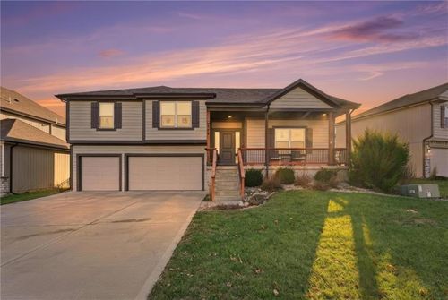 606 Se Colonial Dr, Blue Springs, MO, 64014-5584 | Card Image