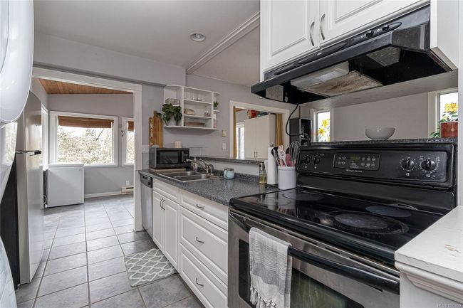 upper suite kitchen | Image 10
